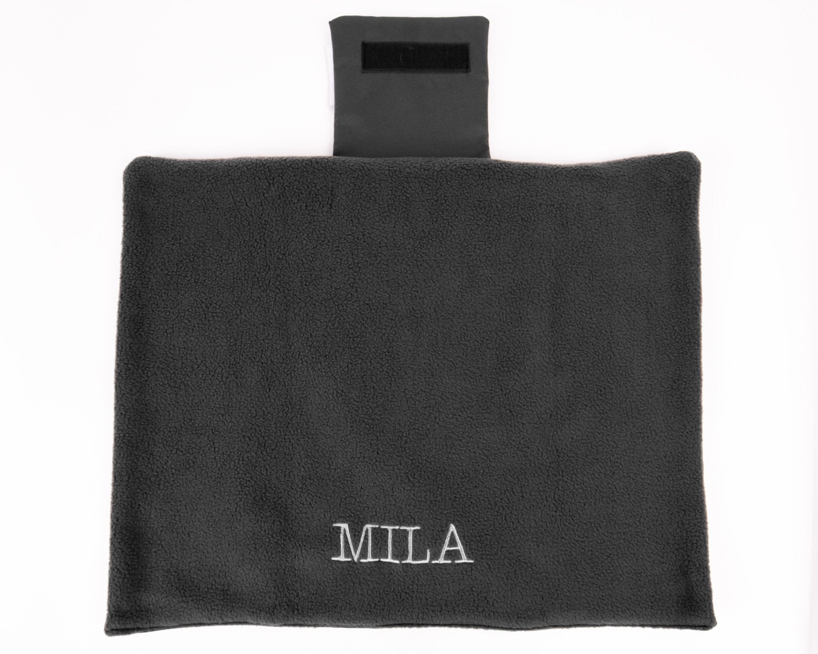 Schwarze Hundereisedecke mit Personalisierung "Mila".