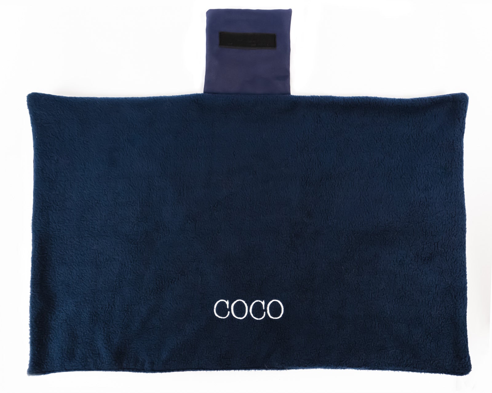 Dunkelblaue Hundereisedecke mit Personalisierung "Coco".